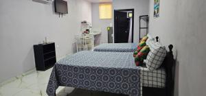 a bedroom with two beds and a sink in it at Apartment Torres in Manuel Antonio