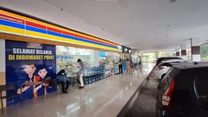 a group of people standing in a supermarket aisle at Dave Apartment in Pondoktjina Tiga