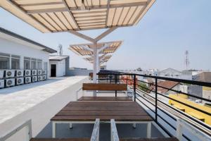a bench on the roof of a building at RedDoorz Plus near Politeknik Negeri Malang in Malang