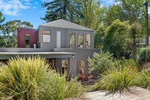 a house in the middle of a garden at Guest room in Stirling in Stirling
