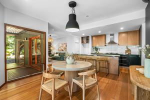 a kitchen and living room with a table and chairs at Guest room in Stirling in Stirling +6 photos