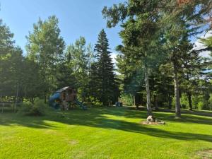 a park with a playground in the grass at Le Chalet du Domaine Gourmand in Thetford Mines