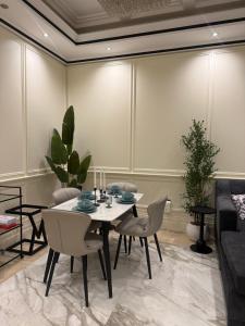 a dining room with a table and chairs at Damac Al Jawharah Tower Versace Sea View شقة فرزاتشي بإطلالة بحرية برج داماك الجوهرة in Jeddah