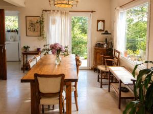 a dining room with a wooden table and chairs at Casa Verde in La Cumbre