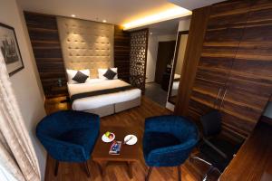 Una cama o camas en una habitación de Connaught Royale Delhi