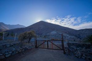 a view of a mountain with a gate and a mountain at Cabaña Los Cactus en Mamalluca in El Durazno