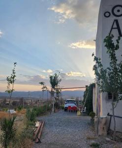a car parked in a parking lot next to a building at Gîte Touften in Aït Aïouz