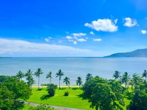 Blick auf das Meer und die Palmen in der Unterkunft The Oceanfront in Cairns + 29 Fotos