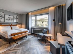 a hotel room with a bed and a window at Mercure Hotel Dortmund Centrum in Dortmund