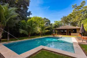 a swimming pool in a yard with a gazebo at Casa no Centro de Bonito no condomínio Eco Bonito in Bonito