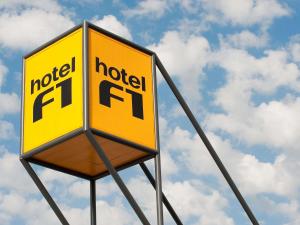 a sign for a hotel ffr on a cloudy sky at hotelF1 Evry A6 in Courcouronnes