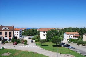 una vista aérea de una calle en una pequeña ciudad en Apartment Korni, en Poreč