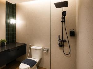 ein Badezimmer mit Dusche, Toilette und Waschbecken in der Unterkunft Summerday Hotel in Ulin + 3 Fotos