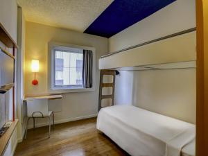 a bedroom with two bunk beds and a desk at ibis budget Tambore in Barueri +140 photos
