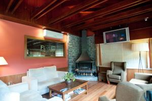 sala de estar con muebles blancos y chimenea en Hotel Florido, en Sort