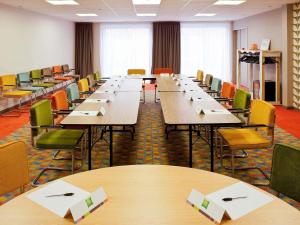 a room with tables and chairs in a classroom at ibis Styles Chaumont Centre Gare in Chaumont