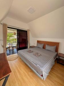 a bedroom with a large bed and a table at Sunrise Bungalows in Kaôh Rŭng (3)