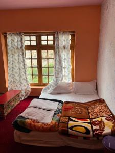 a bed in a room with a window at Dosho pa in Dah