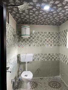 a bathroom with a toilet and a ceiling at Dosho pa in Dah