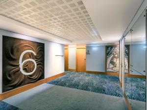 a room with a large painting on the wall at Mercure Lisboa Almada in Almada