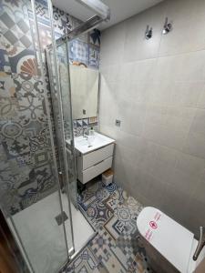 a bathroom with a shower and a toilet and a sink at Ático BELLAVISTA -4 habitaciones dobles 2 baños completos y visita a bodega- in Tudela +37 photos