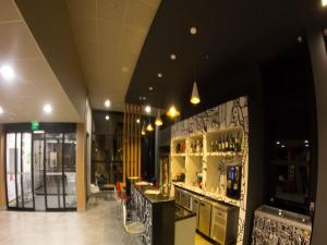 a restaurant with a bar in the middle of a room at ibis Catalao in Catalão
