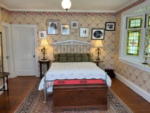 a bedroom with a bed in a room at Munroe Inn Boutique Hotel in Auburn