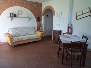 a living room with a couch and a table at Agriturismo La Creta in Montepulciano