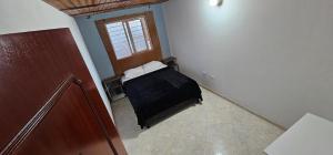 a bedroom with a bed in a room with a window at Apartamento con terraza - Kalimalake in Darién
