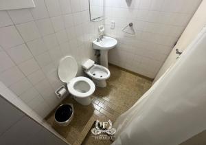 ein Badezimmer mit Toilette und Waschbecken in der Unterkunft Hotel Federico I in Concordia + 60 Fotos
