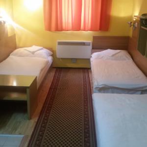 A bed or beds in a room at Kis-Duna Motel & Camping