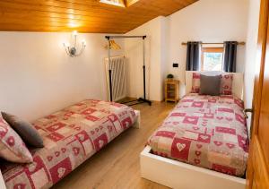 a bedroom with two beds in a room at Mansarda Ossana in Fucine