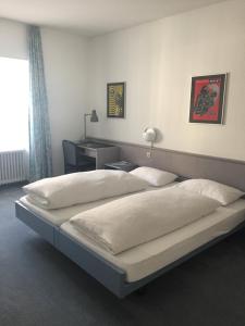 Postel nebo postele na pokoji v ubytování Hôtel de France
