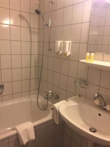 Koupelna v ubytování Hôtel de France + 37 fotografií