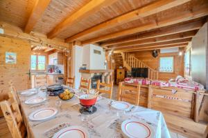a dining room with a table in a cabin at Chalet Marmottes in Morillon