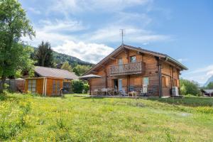 a log house with a porch and a balcony at Chalet Marmottes in Morillon