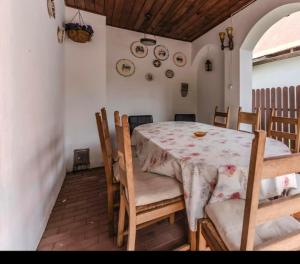 a dining room with a table and chairs in a room at Domki na Olszynki in Okuninka