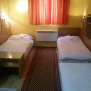 A bed or beds in a room at Kis-Duna Motel & Camping