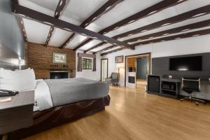 a bedroom with a bed and a flat screen tv at Econo Lodge Inn & Suites Heavenly Village Area in South Lake Tahoe