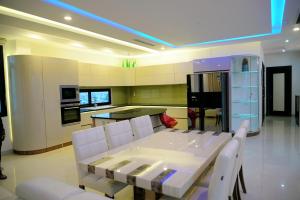 cocina con mesa blanca y sillas blancas en Night Sky Hotel, en Da Nang