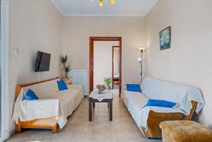 a living room with a couch and a table at Haris House in Dhaskalión