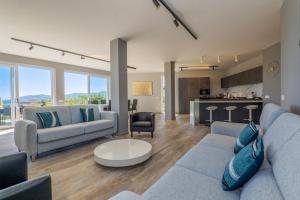 a living room with two blue couches and a kitchen at Villa Spa Nipotine Casa Sorelle in Cissano