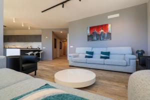 a living room with a couch and a table at Villa Spa Nipotine Casa Sorelle in Cissano