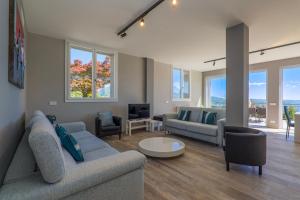 a living room with a couch and a table at Villa Spa Nipotine Casa Sorelle in Cissano