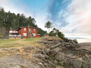 ein Haus auf einem Hügel neben dem Meer in der Unterkunft Dragon's Lodge in Gabriola