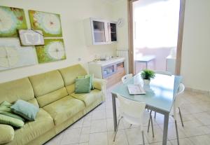 een woonkamer met een bank en een tafel bij Il Perugino in Cagliari