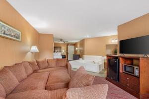 a living room with a couch and a flat screen tv at Quality Inn Eureka Springs South in Eureka Springs