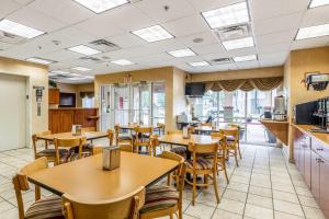 a dining room with tables and chairs and windows at Econo Lodge Valdosta Mall Area in Valdosta