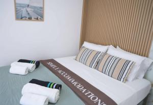 a bed with two towels and two pillows on it at Apartment Simply 101 in Gázion