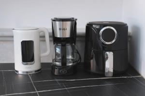 a blender and a coffee maker on a counter at Apartment Simply 101 in Gázion
